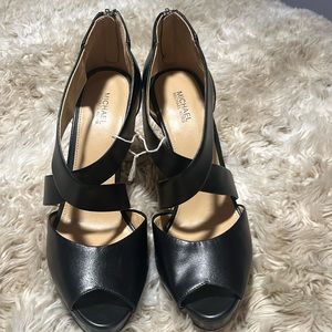 Michael kors Platform size 9m Black leather-used gently worn.
